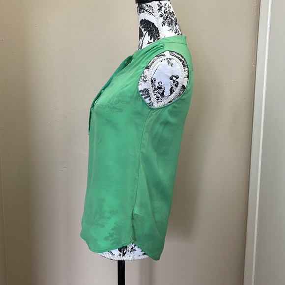 2/$20 Banana republic silk sleeveless blouse XS - Picture 3 of 6